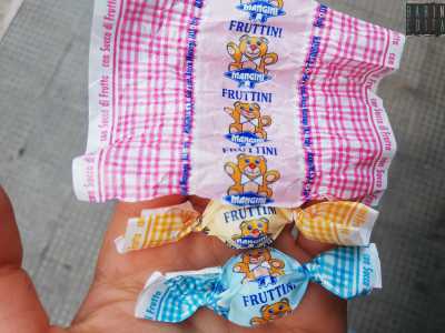Anche se non sono del tutto scomparse: c�� chi le produce ancora. Tra le fabbriche di fruttini ci sono la pasticceria genovese Mangini (che li smercia avvolti da carte disegnate con tre orsetti)... 